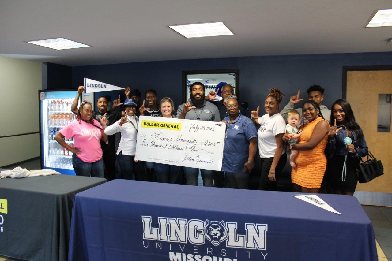Cameron Huey ’23 presents the LU Food Pantry a check for $2,000 from The Dollar General Distribution Center in Fulton, Mo.
