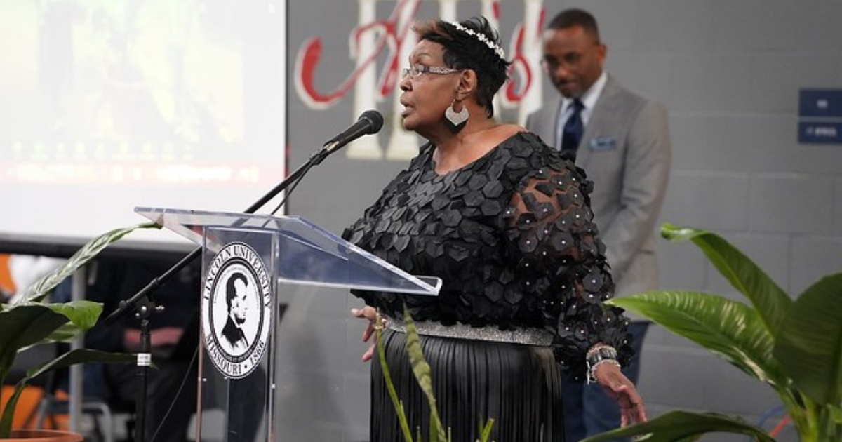 Sheryl “Ms. Sheri” Maxwell, LUCE Charleston Outreach Program Assistant, addresses the audience at the "Train the Trainer" banquet.