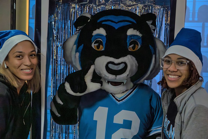 Stripes poses with members of Lincoln University