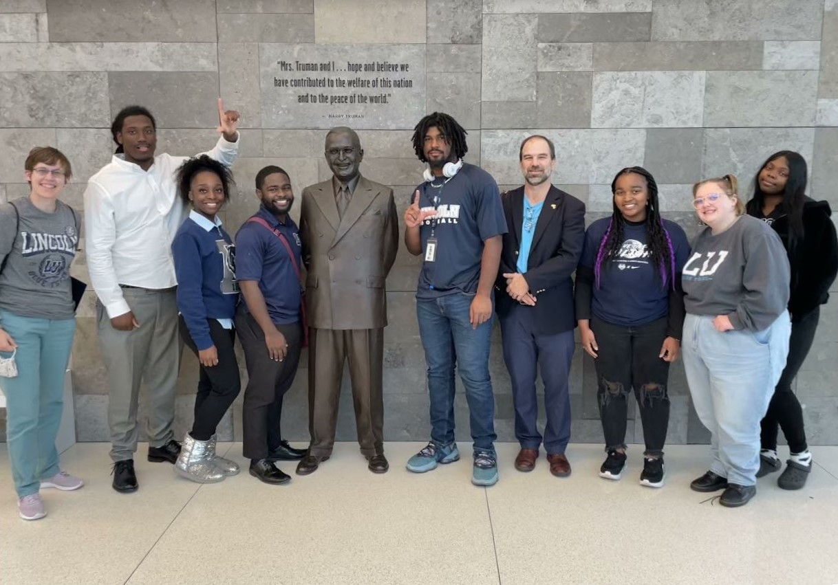 Dr. Brian Norris’s Foreign Policy class and Dr. Elizabeth Dorssom’s American Executive & Congress class traveled to the White House Decision Center to participate in a simulation.