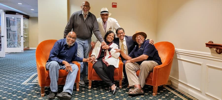 Robert Sams Jr. with his siblings. 