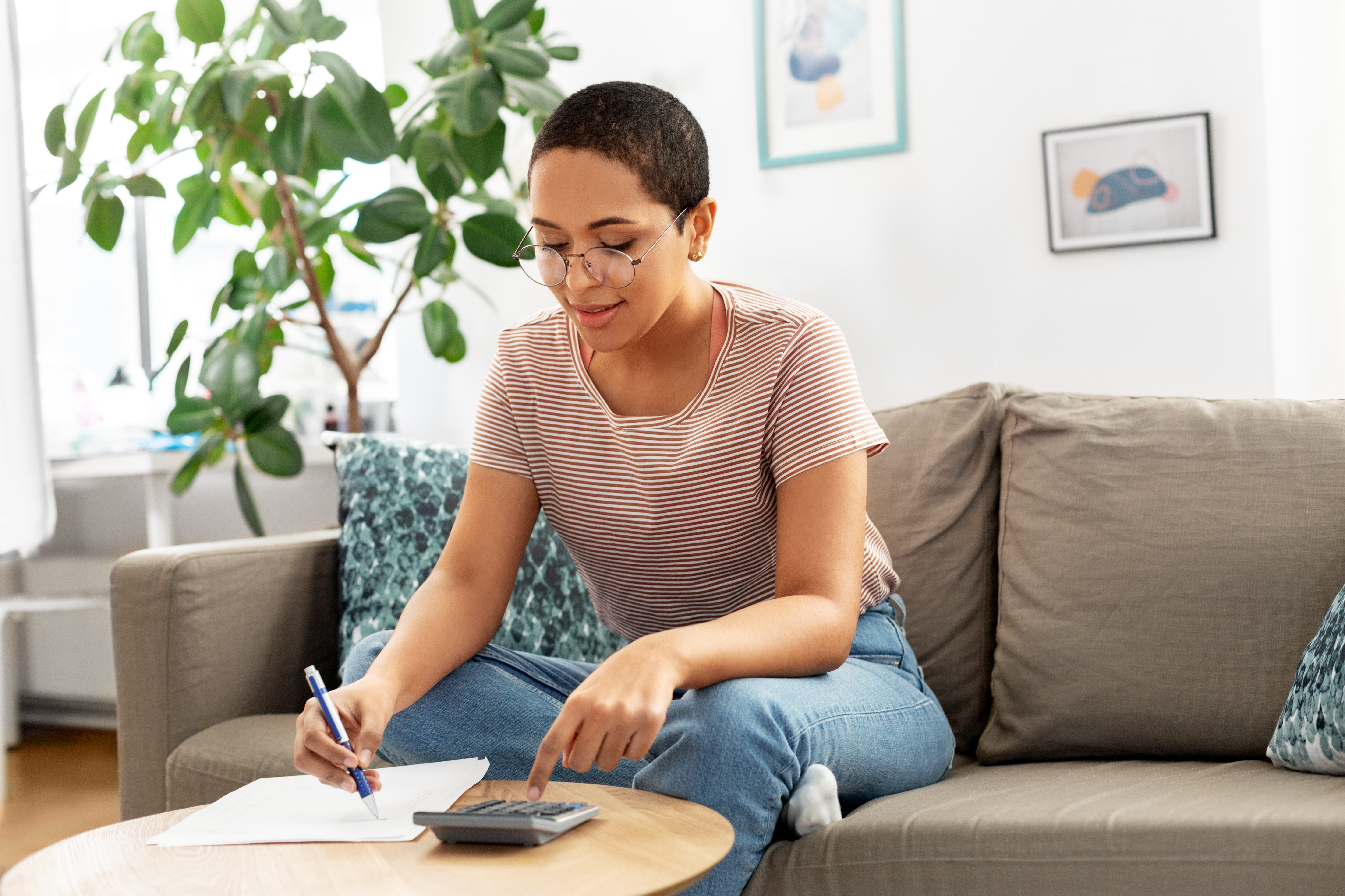 Image of an online learning student working on curriculum for the Lincoln University Employment Academy program.