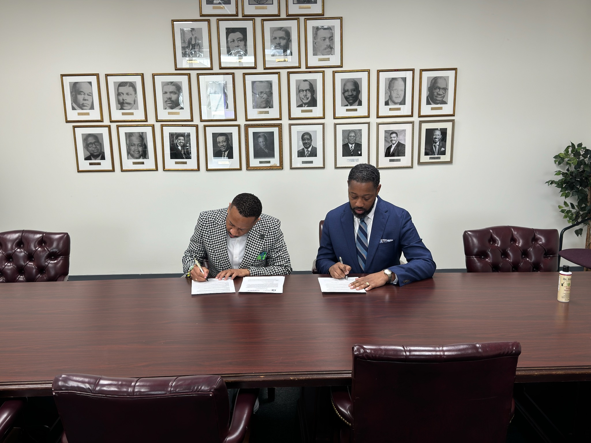 Lincoln University of Missouri (LU) and Morris Brown College (MBC) have formalized a memorandum of understanding that will provide MBC students with the opportunity to pursue graduate degrees through LU Online. 
