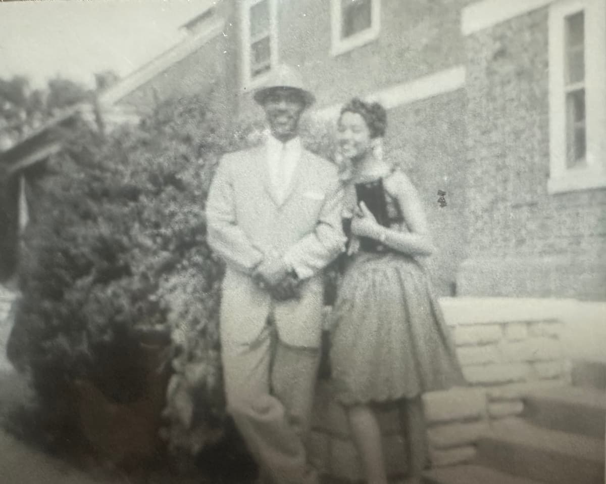 A black and white photograph of Herschel L. Garrett, Jr. and Shirley M. Curry in front of Bennett Hall on Lincoln's campus.