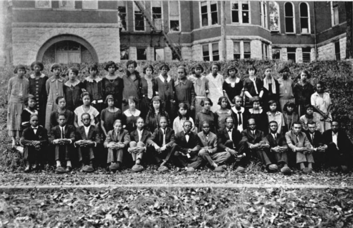 Black and white image of Lincoln University of Missouri freshman class in 1925.