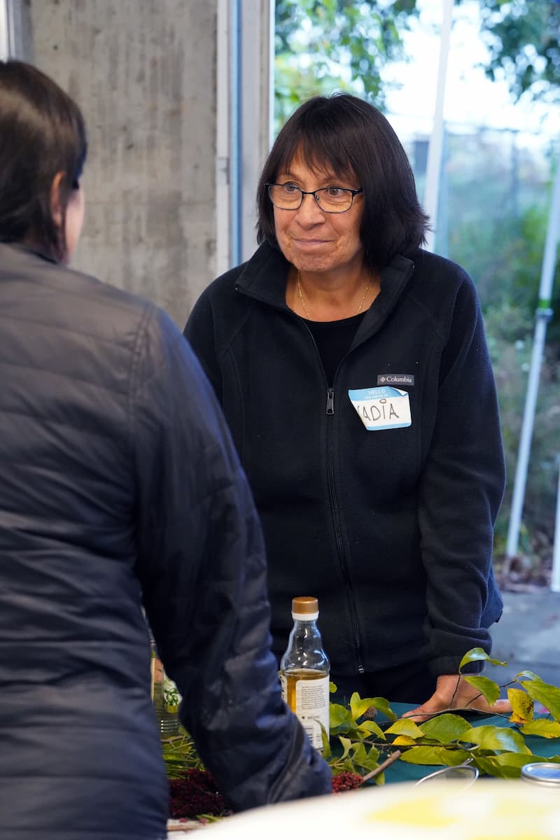 A Missouri Department of Conservation staff member demonstrates ways to use native plants to infuse vinegars with flavor and aroma with Dr. Nadia Navarrete-Tindall. 