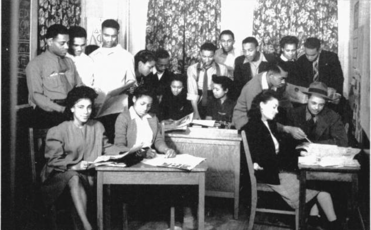 Black and white photo of LU students in a classroom in 1942.